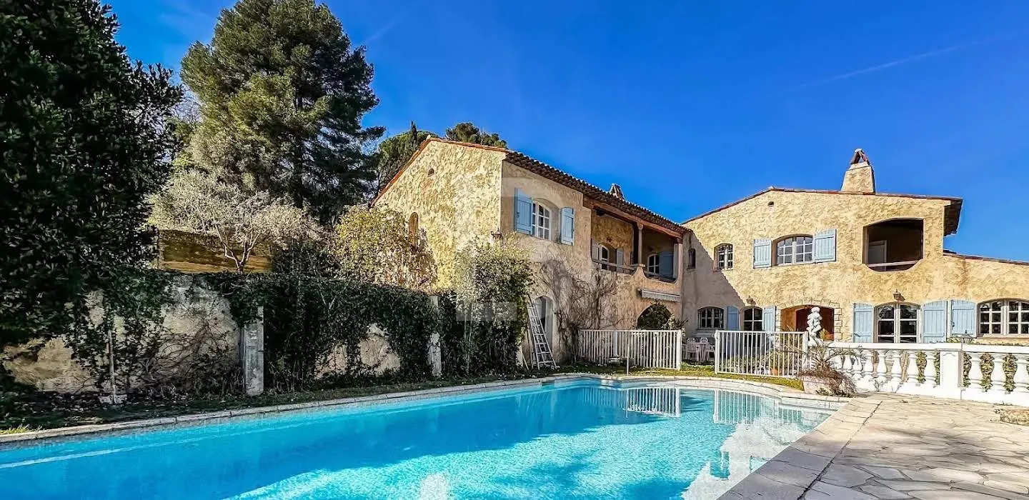 Mougins : La Perle de la Côte d'Azur qui Fait Parler d'Elle !