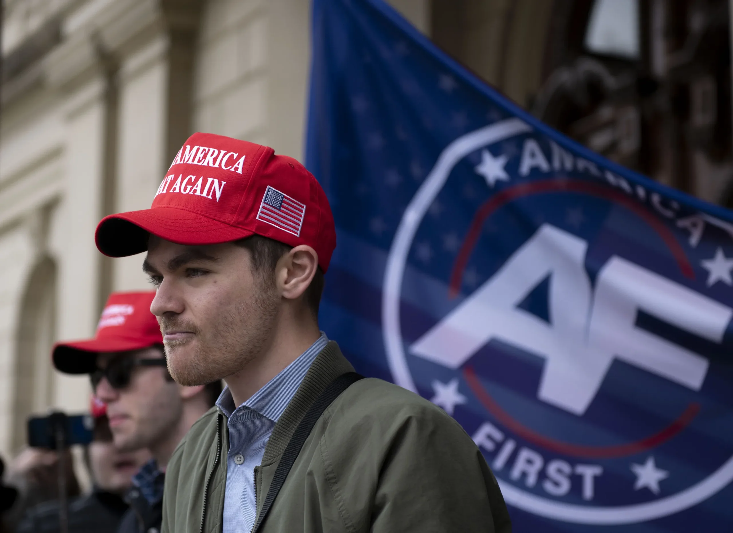 Nick Fuentes : Le visage controversé de l'extrême droite américaine s'impose en France