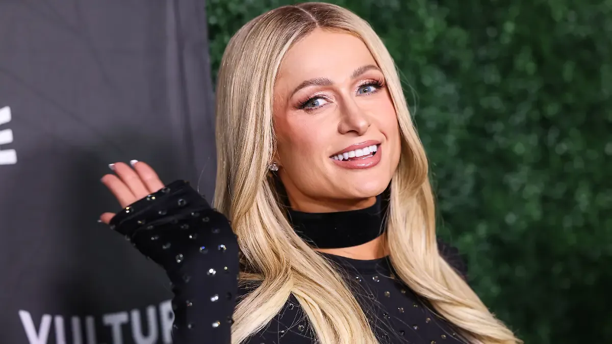 Paris Hilton : La Reine des Réseaux Sociaux Fait Sensation en France !