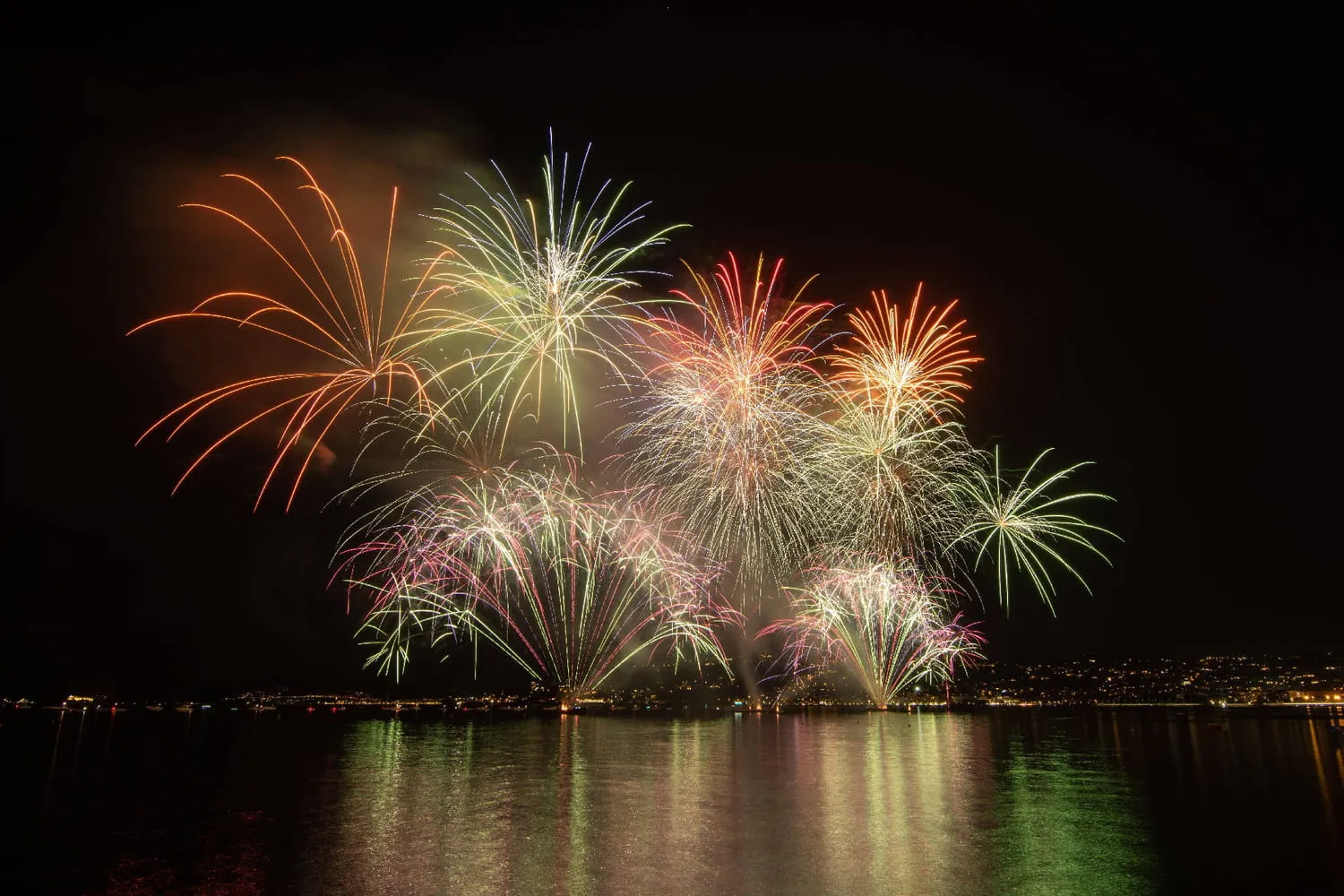 Paris s'illumine : le grand feu d'artifice du Nouvel An 2025