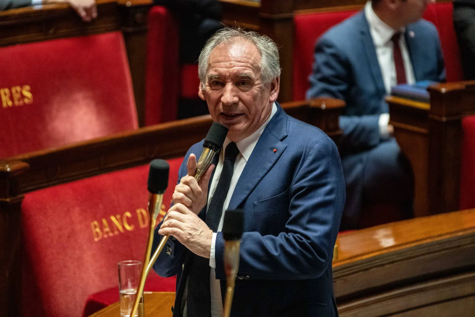 Censure gouvernementale : Bayrou sous le feu des critiques en France