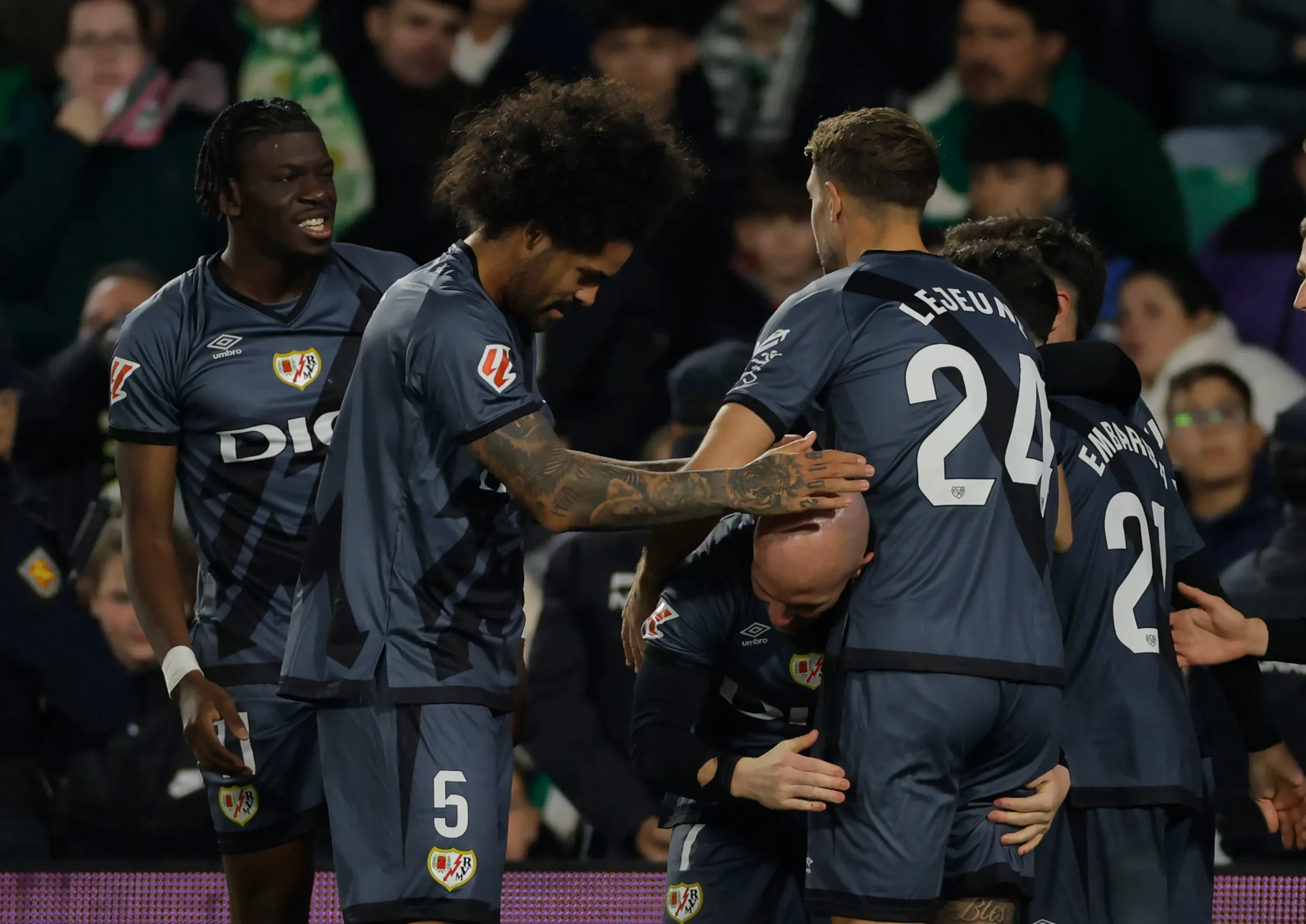 Ferrol s'impose face au Rayo : Un match décisif qui fait vibrer la France
