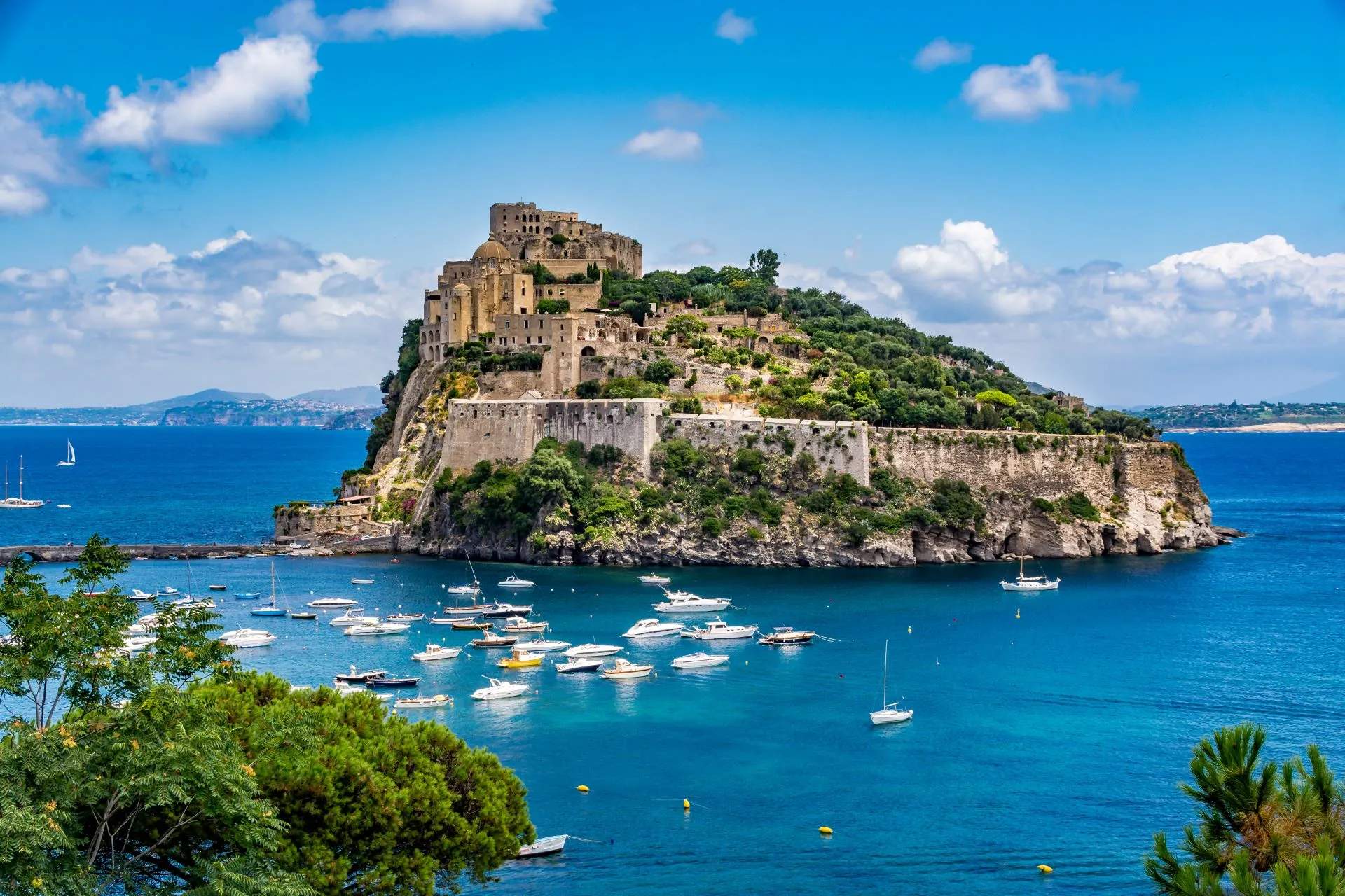 Ischia : L'île italienne qui fait vibrer la France en 2025