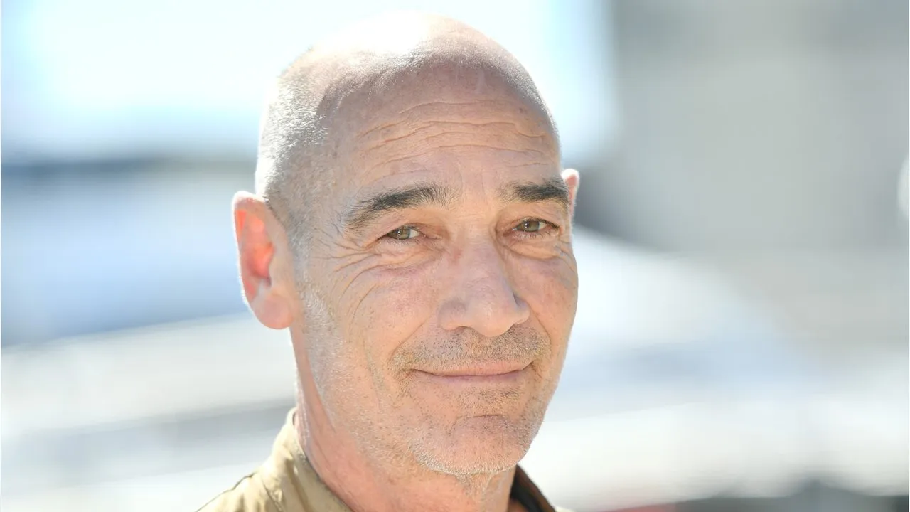 Jean-Marc Barr : L'Artiste qui Fait Vibrer la France en 2025