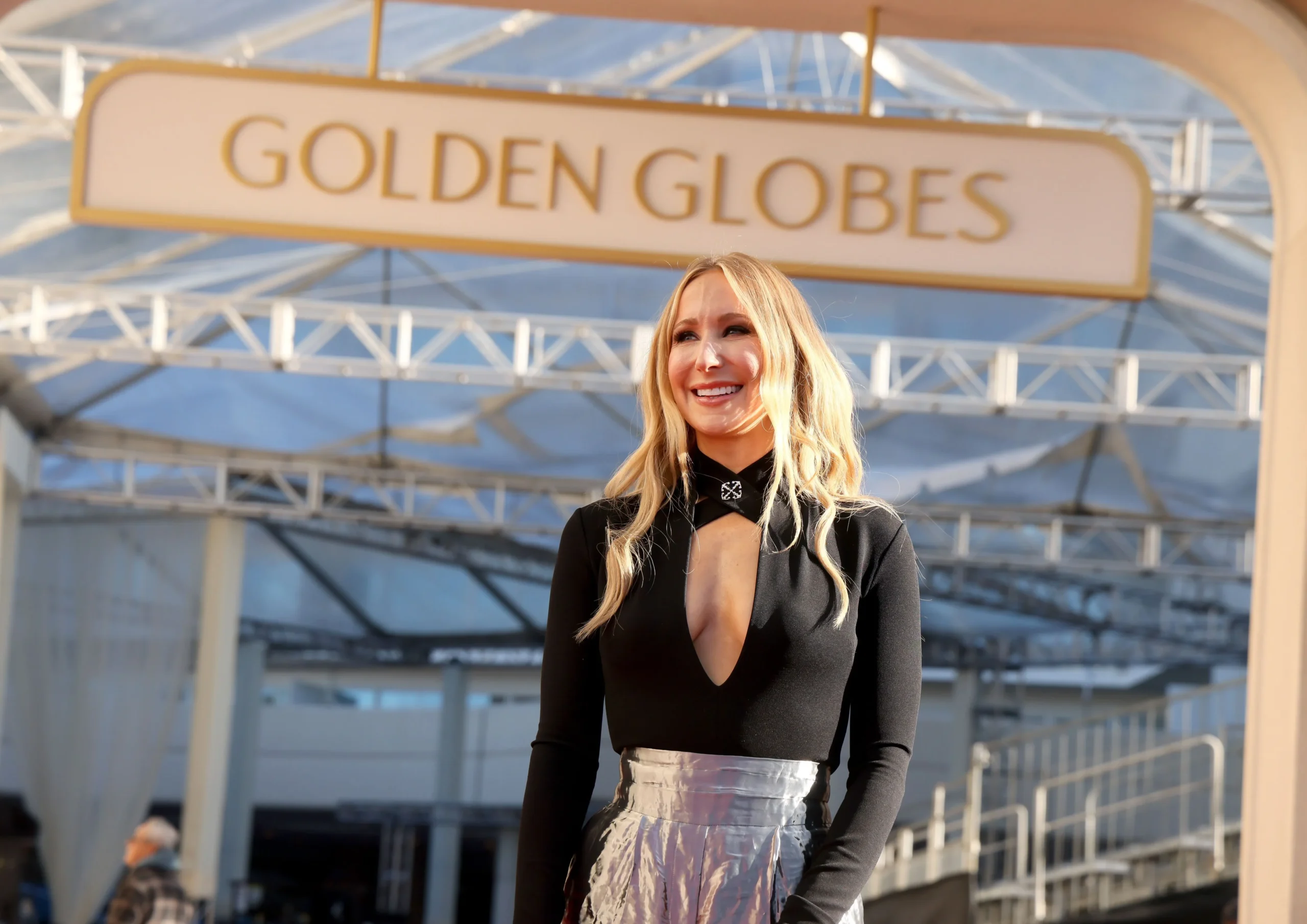 Nikki Glaser : La Comédienne qui Fait Sensation aux Golden Globes 2025