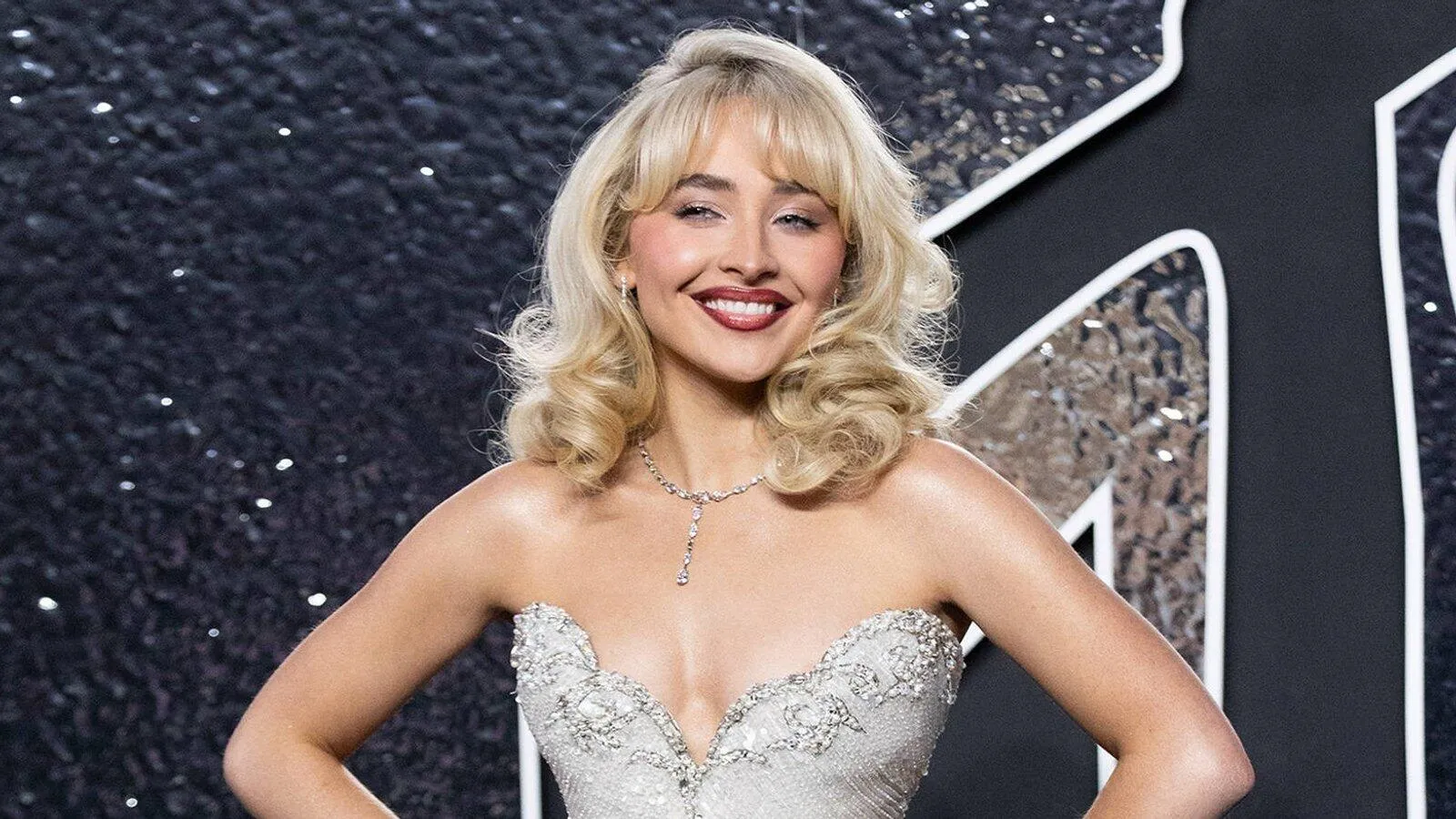 Sabrina Carpenter : La Nouvelle Étoile de la Pop qui Fait Sensation en France