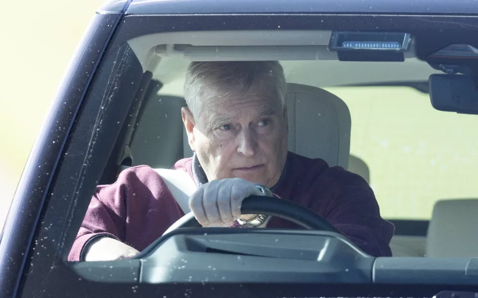 Scandale : Le prince Andrew accusé d'avoir utilisé un faux nom