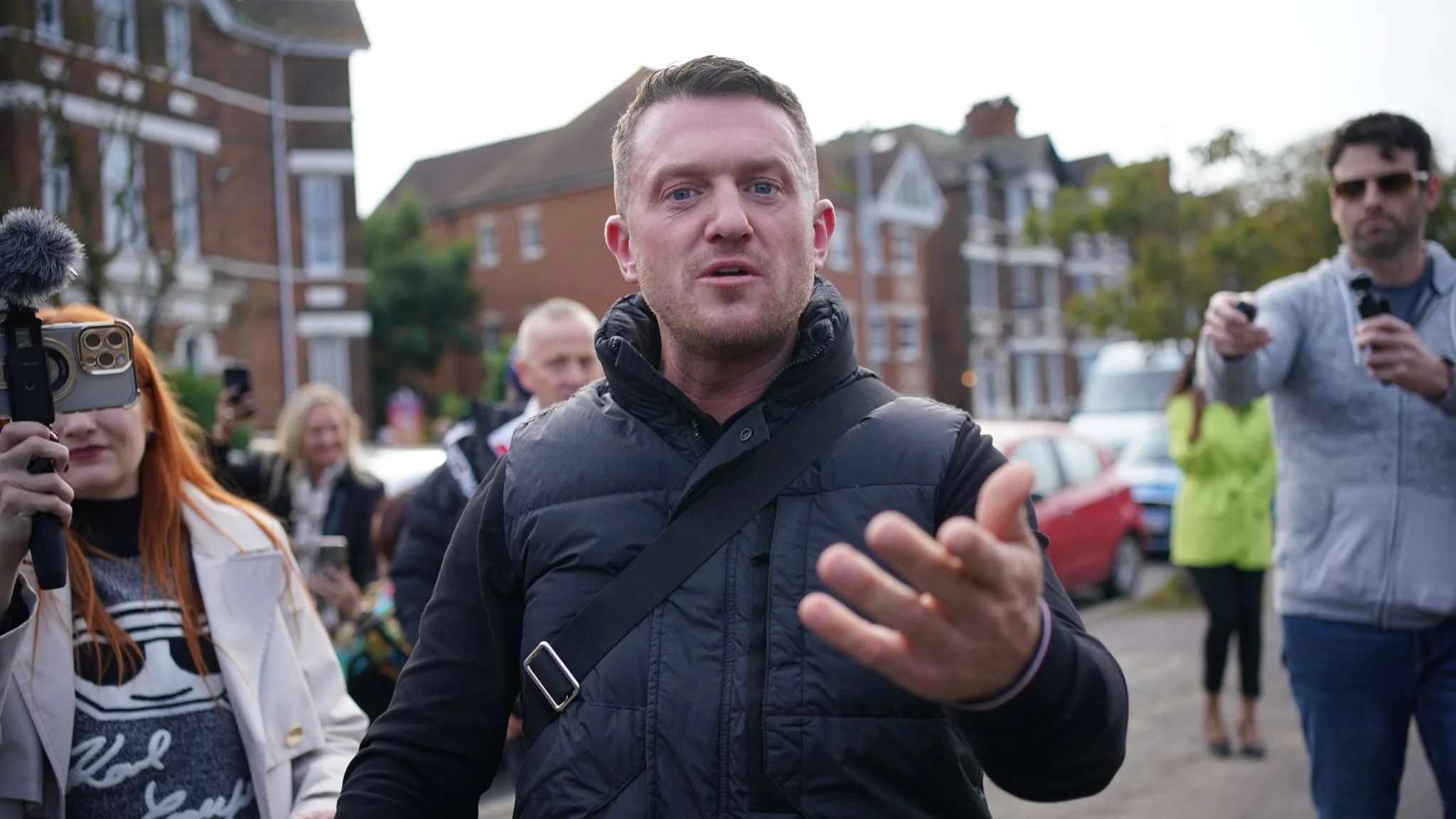 Tommy Robinson : La Controverse qui Divise la France