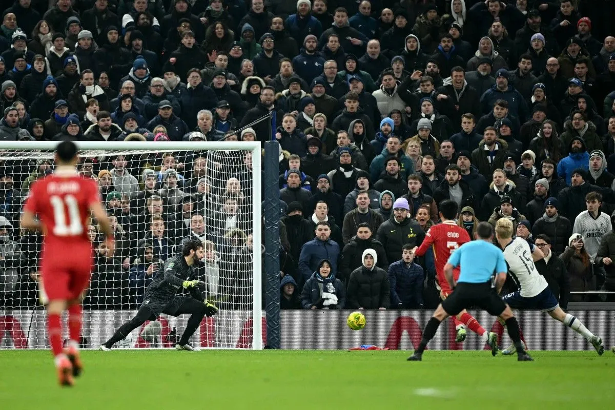 Tottenham surprend Liverpool : un but décisif pour la demi-finale de la League Cup