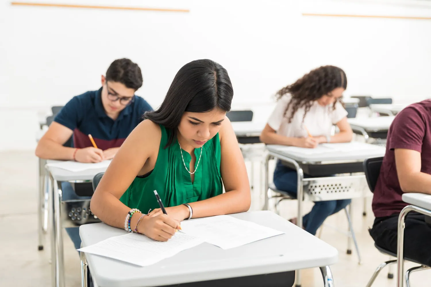 Bac Pro 2025 : Les Sujets d'Histoire-Géographie qui Font Débat