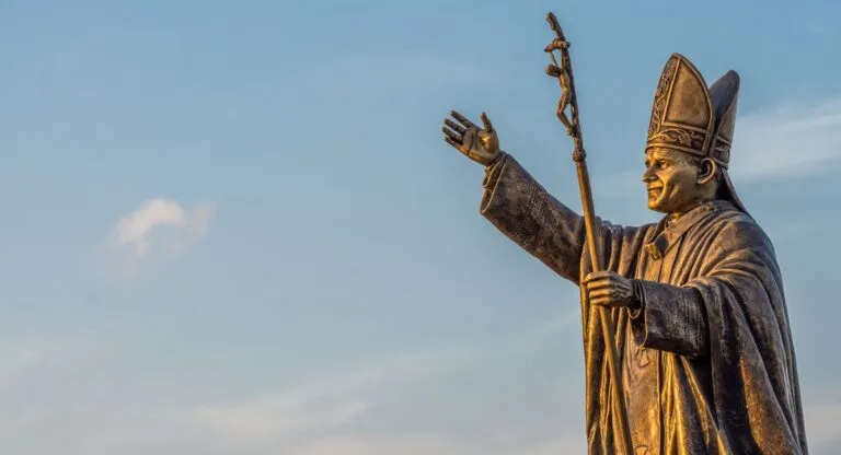 Le Pape et son Salaire : Une Vie de Détachement et de Service